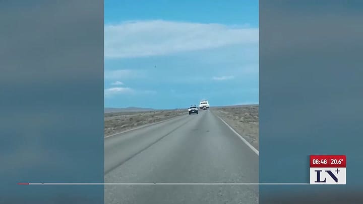 Un auto esquivo un barco en plena ruta 40