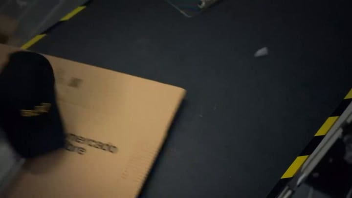 Bizarrap lanzó al mercado su clásica visera negra