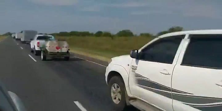 Marcha de productores rumbo a asamblea en San Nicolás