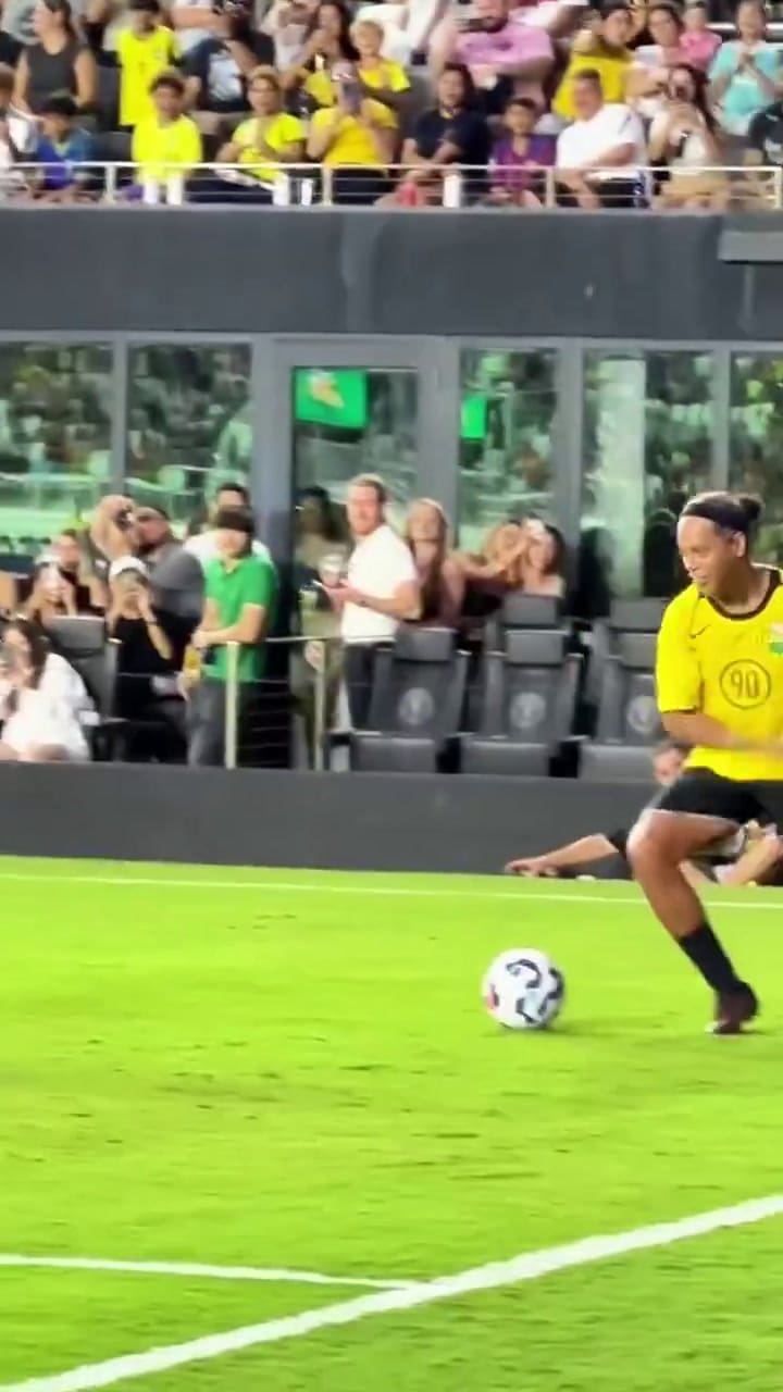 Ronaldinho dejó desairado a Yassine Cheuko