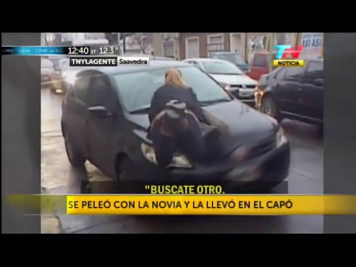 Una mujer discutió con su novio y se trepó al capó del auto para evitar que se fuera