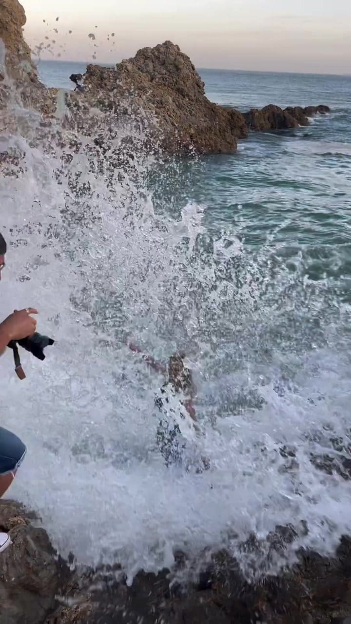 Quiso una sesión de fotos y casi la arrastra el mar