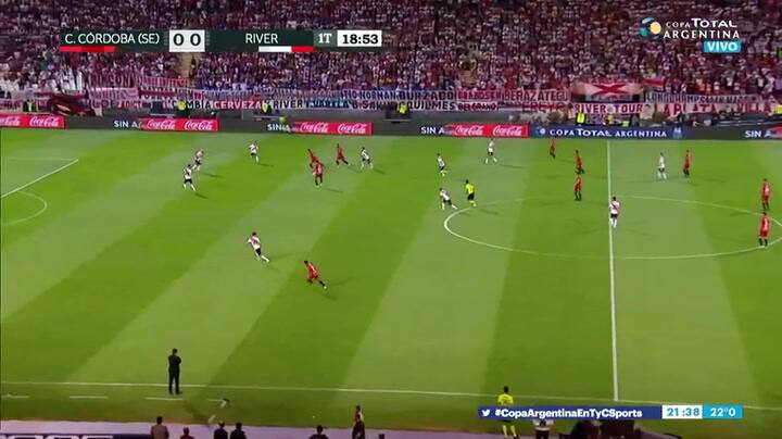 Armani la manda al corner con una gran atajada