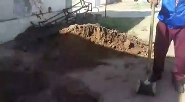 Jujuy: tuvo que cavar la tumba de su madre porque se negó la funeraria