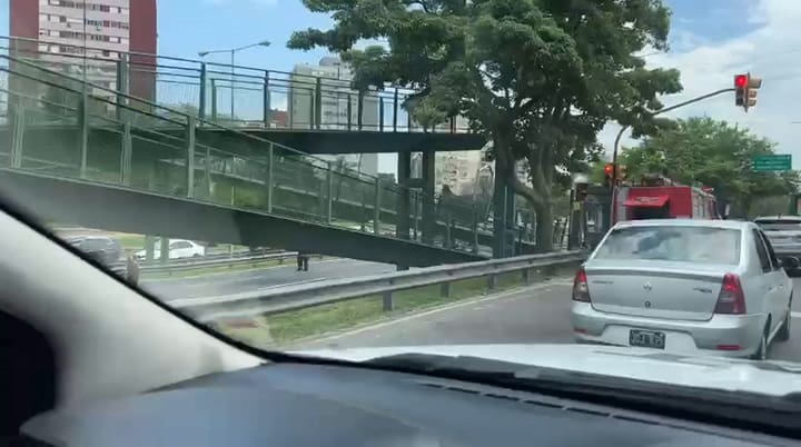 Un camión chocó contra un puente peatonal en la avenida General Paz: no hay heridos