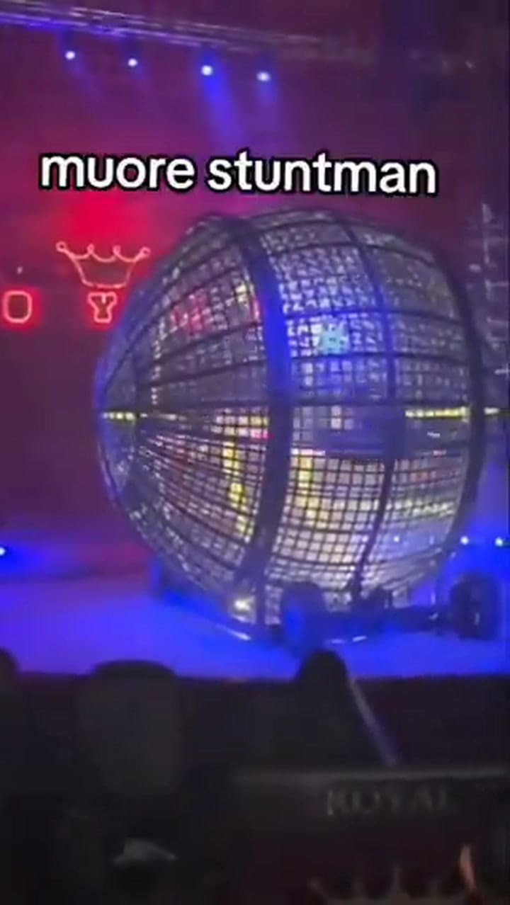 El acróbata chileno cayó en en el centro de la esfera y los otros dos participantes chocaron contra él