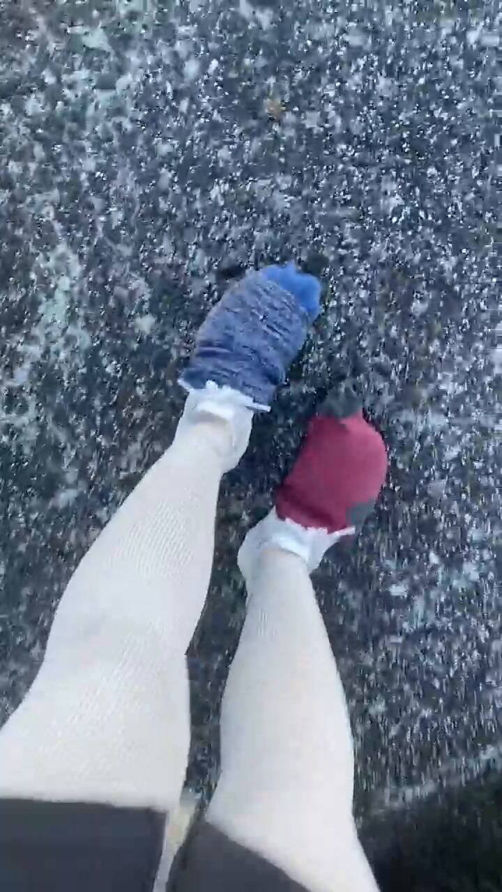 La tiktoker compartió el truco para caminar sobre el pavimento helado