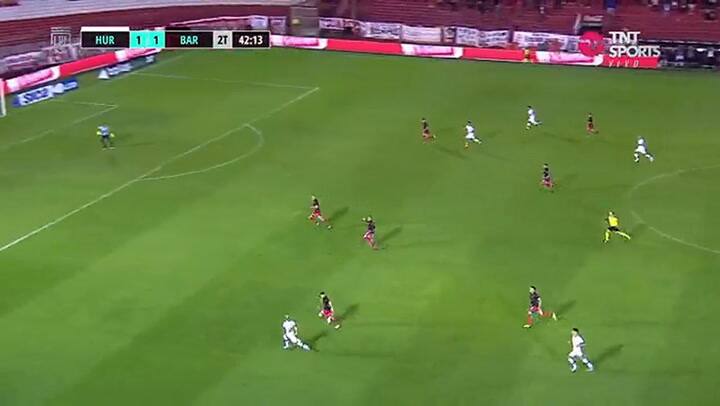 La jugada de la polémica en el partido entre Huracán - Barracas Central