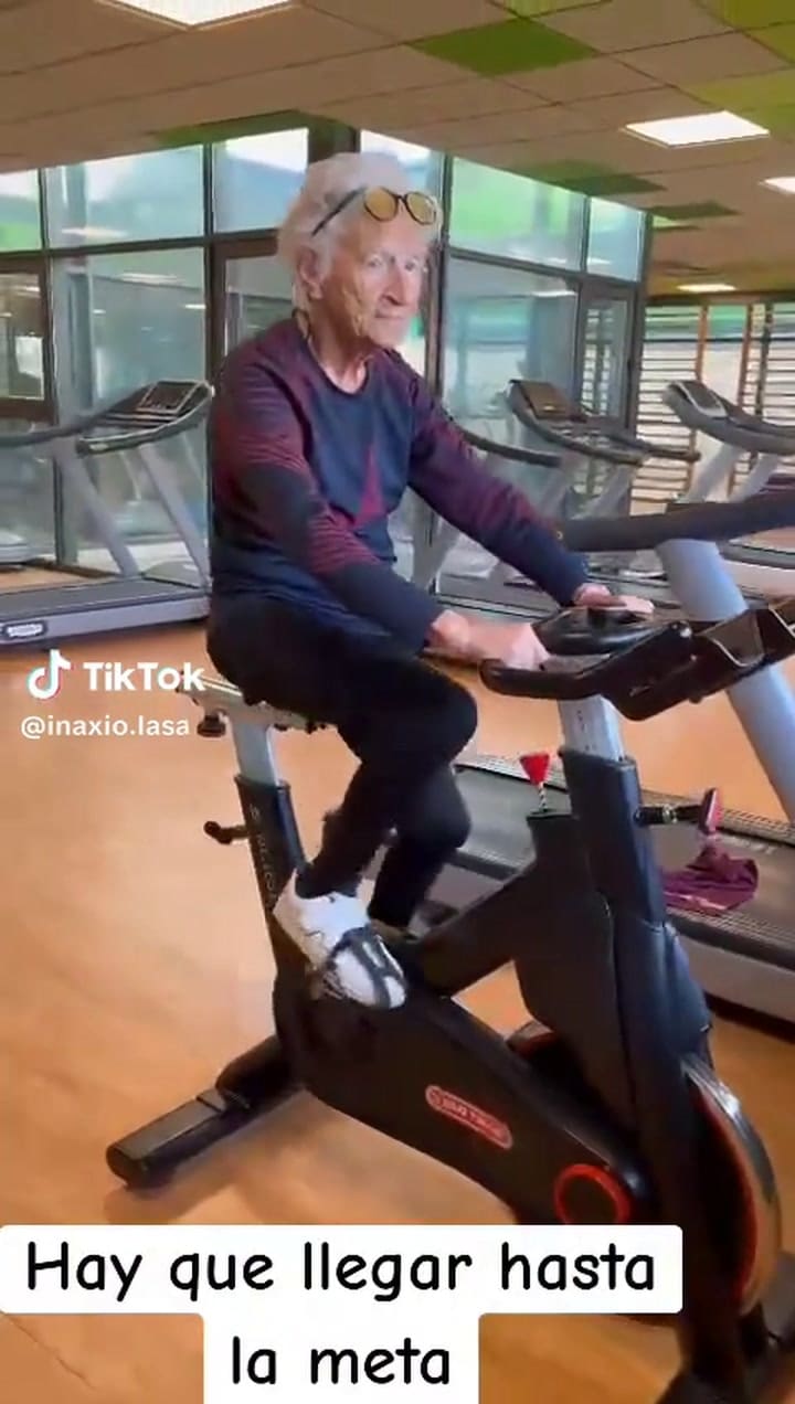 A los 100 años, Iñaxi capturó la atención de las redes sociales gracias a los entrenamientos que realiza diariamente en el gimnasio (TikTok @A los 100 años, Iñaxi capturó la atención de las redes sociales gracias a los entrenamientos que realiza diariamente en el gimnasio)