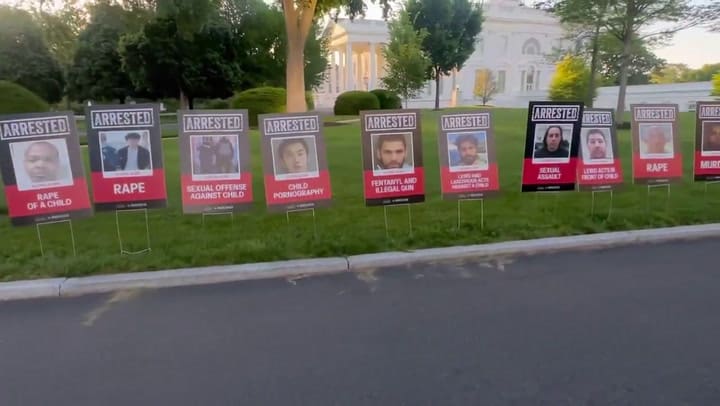 Los carteles de migrantes arrestados en la Casa Blanca
