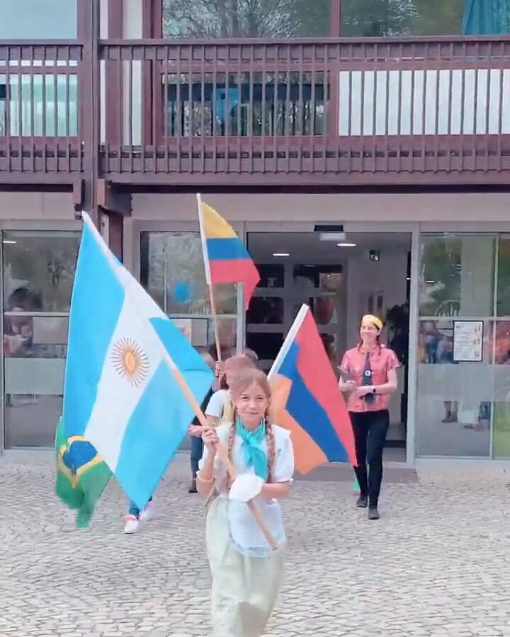 Evangelina Anderson y su hija Lola homenajearon a la Argentina en Alemania