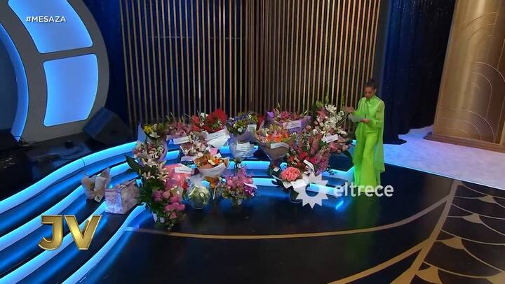 Juana Viale se sorprendió al recibir flores de Maluma