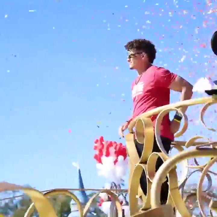 Patrick Mahomes disfrutando su victoria en los parques de Walt Disney World - Fuente: Twitter