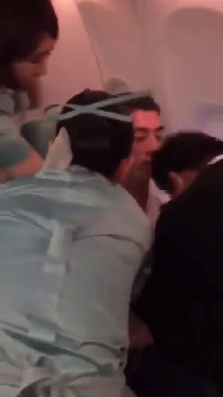 Richard Marx debió intervenir para detener a un pasajero que atacaba a otros en pleno vuelo