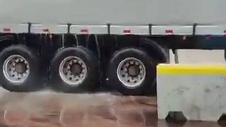 Cerraron un puente en Uruguay luego de que un camión comenzara perder líquido corrosivo