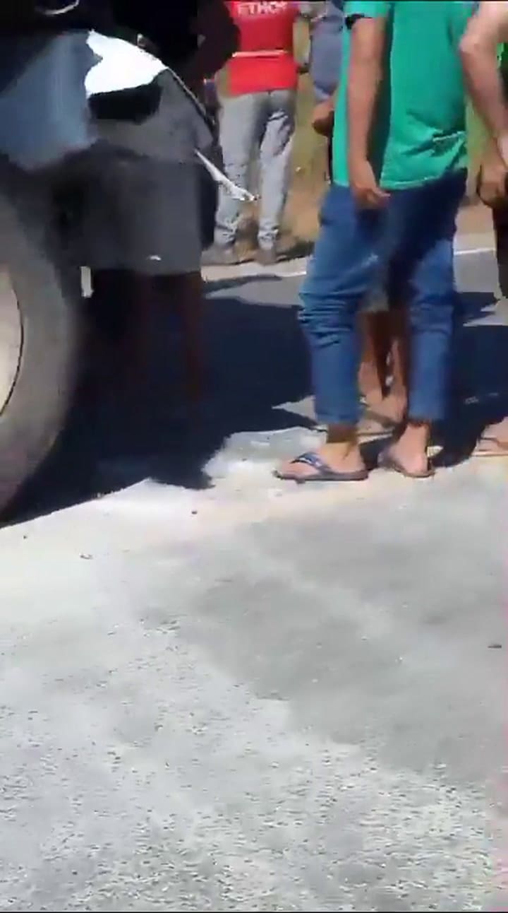 Así quedó el camión que explotó en una ruta de Brasil