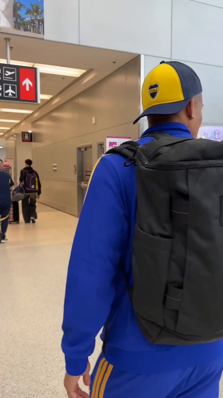 Ayrton Acosta actualmente juega como defensor central en Boca Juniors