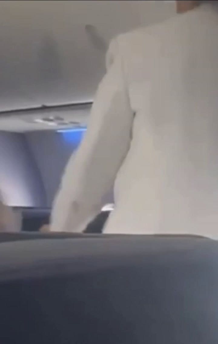 El cruce de Ca7riel con una azafata