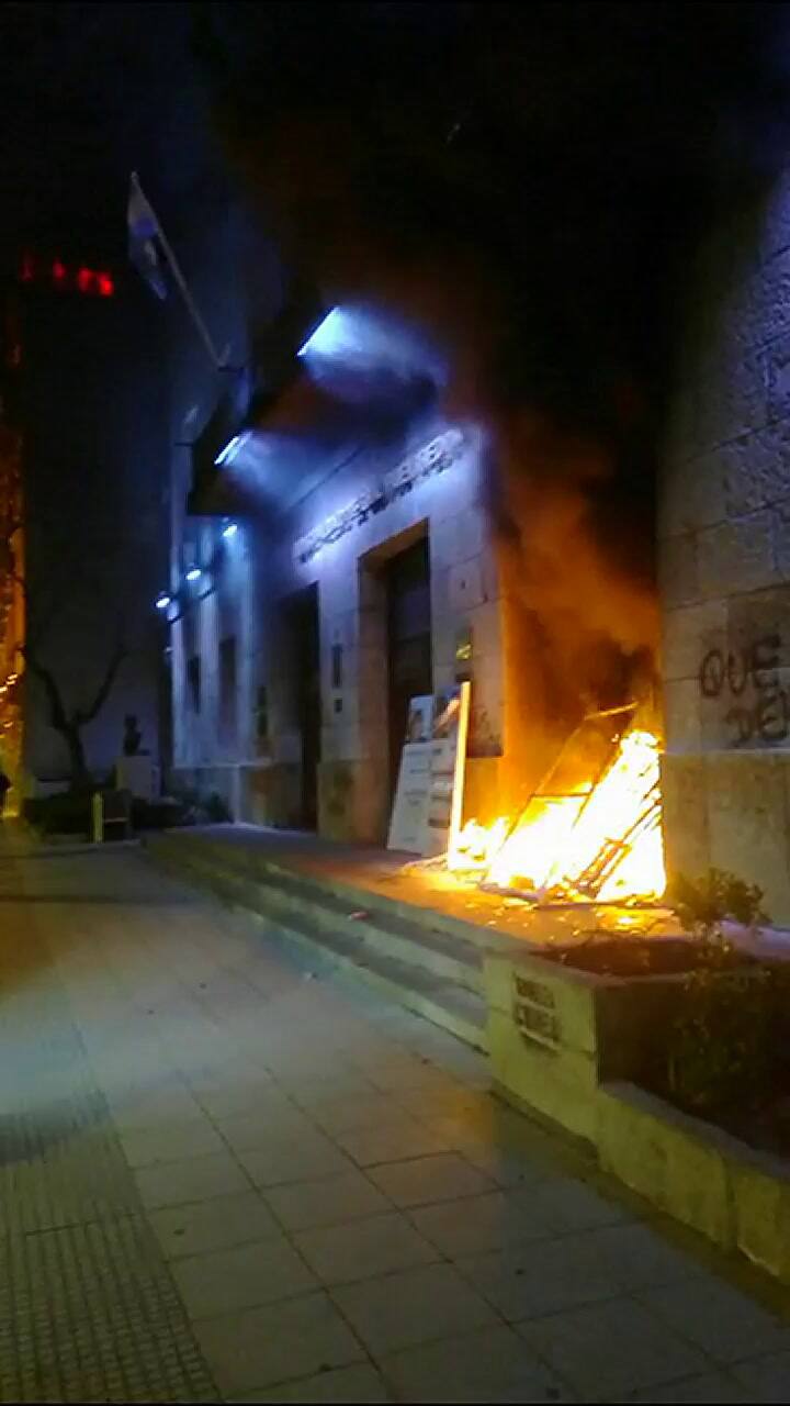 Prendieron fuego uno de los accesos a la Municipalidad de Mar del Plata