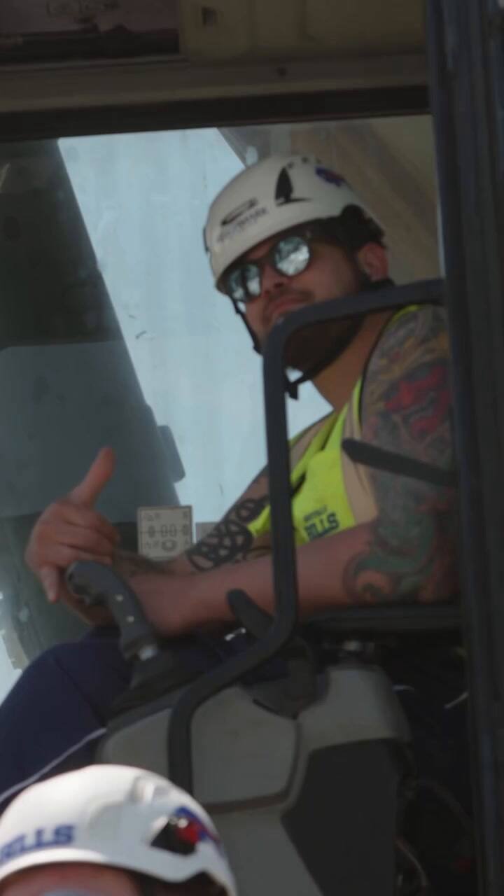 Los jugadores de los Buffalo Bills participaron de la demolición del viejo estadio