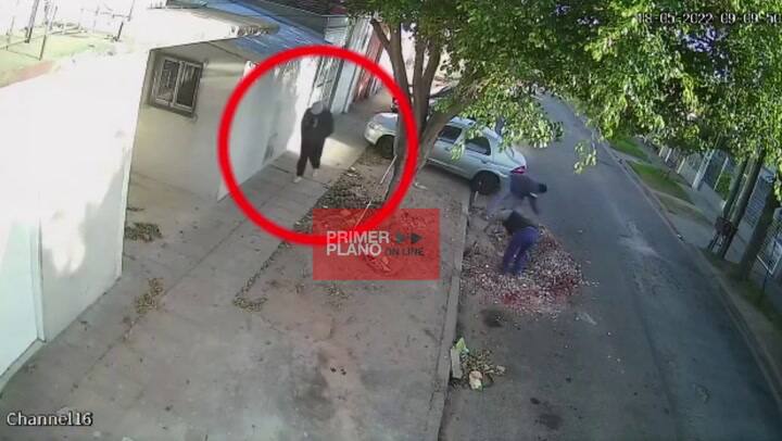 Un carnicero engañó a dos ladrones con billetes de $20 y un celular que no andaba