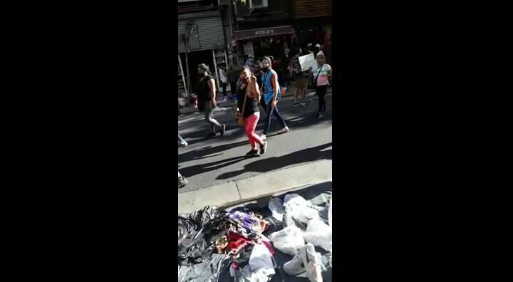 Agresiones y amenazas por el espacio mantero en Once