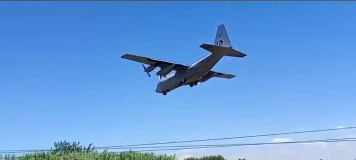 Así aterrizó el Hércules C-130 de la Fuerza Aérea tras regresar de emergencia a su base