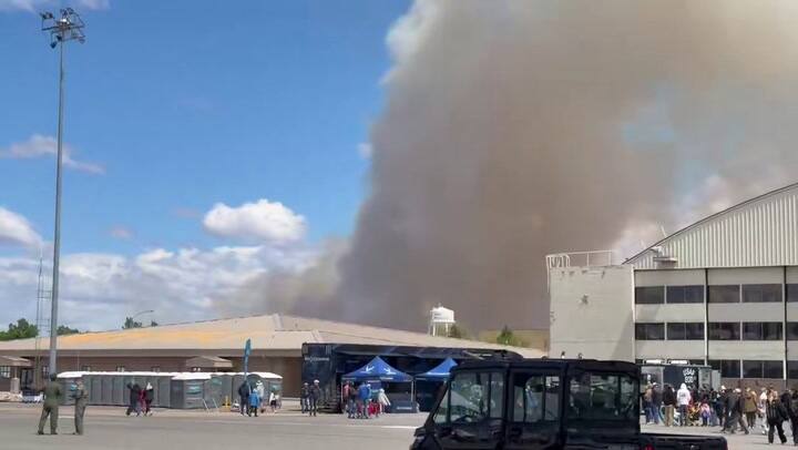 El momento en que dos aviones de combate chocan durante un show aéreo en Estados Unidos