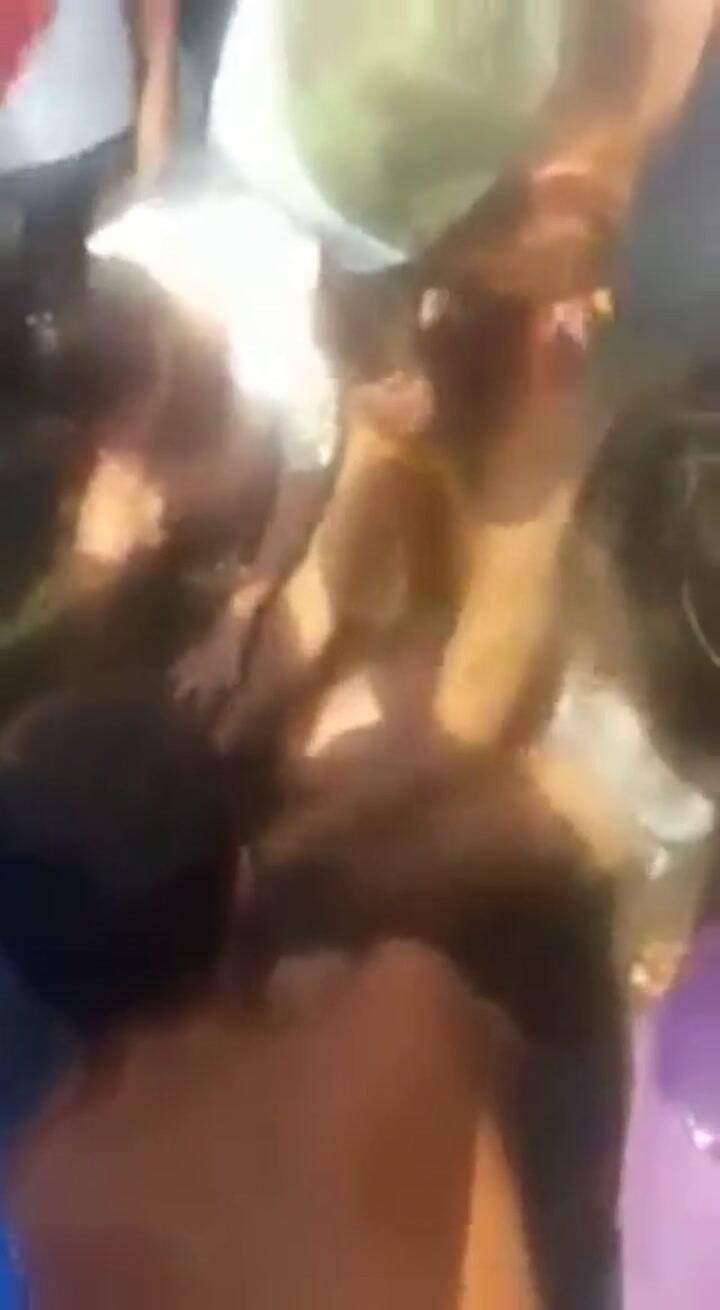 Turistas sacaron del agua a un delfín bebe en San Bernardo para sacarse selfies y lo mataron