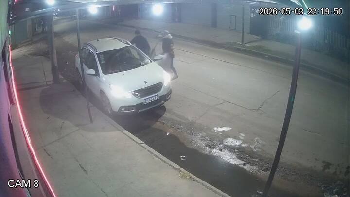 Intentaron robarle el auto cuando estacionaba frente a su casa en Florencio Varela: el policía se defendió a los tiros