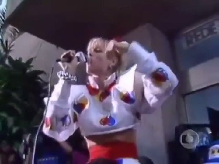 Una de las primeras presentaciones en vivo de Ilarié, en 1988 - Fuente: YouTube