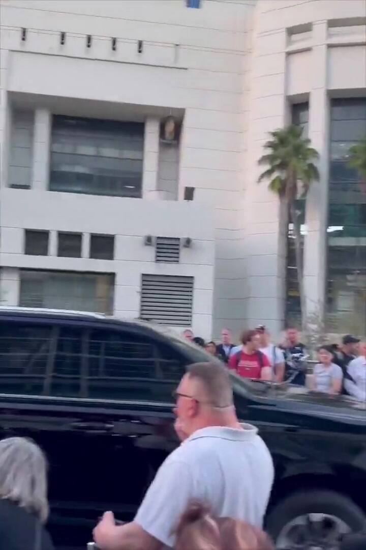 Muchas personas que esperaban tomar un vuelo en el aeropuerto de Miami debieron desalojar la terminal y aguardar en la vereda de la misma