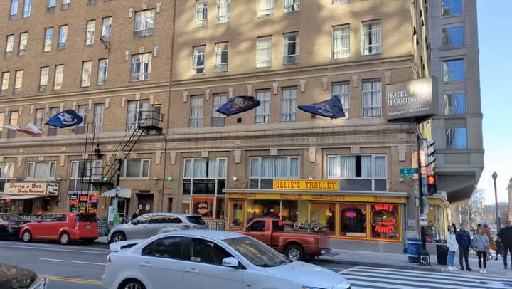 Una pareja estadounidense se aloja en el histórico Hotel Harrington en Washington D.C.