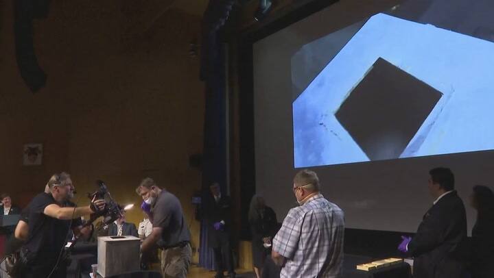 El momento en el que un arqueólogo de West Point revela lo que hay dentro de la caja de plomo (AFP)