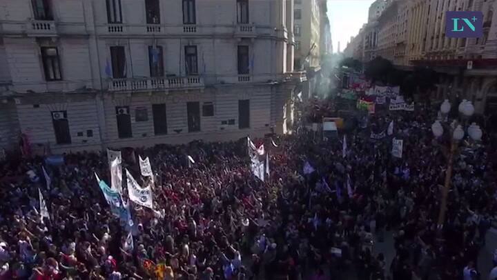 Así se ve desde el drone de LA NACION la marcha federal educativa
