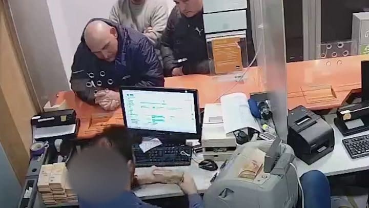 El momento en que una banda de estfadores retira del banco 30.000.000 de pesos