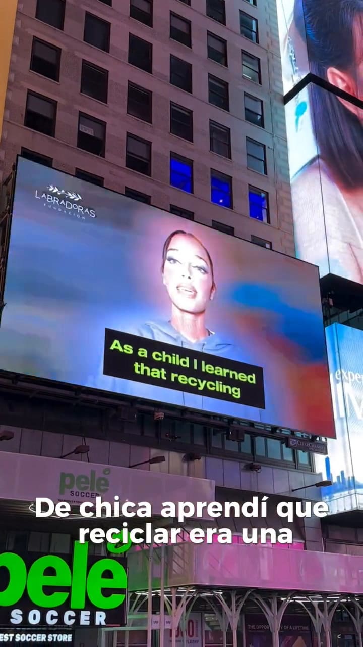 Oriana Sabatini apareció en el Times Square con un aviso ecológico