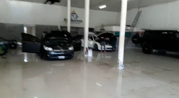 los sospechosos invirtieron dinero en una agencia de autos