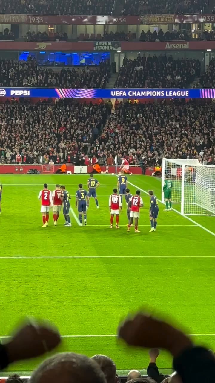 Cántico hinchas de Arsenal: "Otra vez de pelota parada, olé olé".