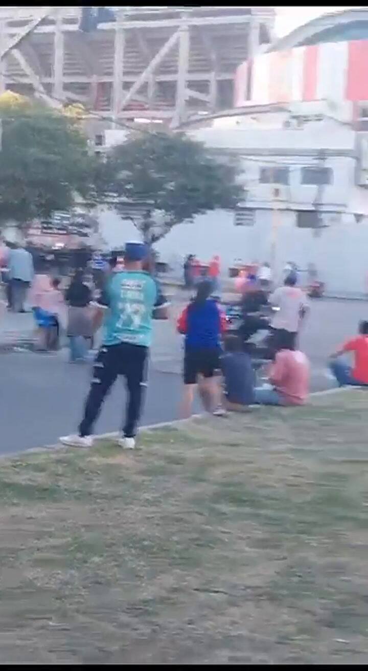 Hinchas de Unión agredieron a periodistas y se enfrentaron con la Policía