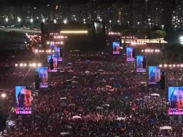 Una multitud en Copacabana para ver el show de Shakira