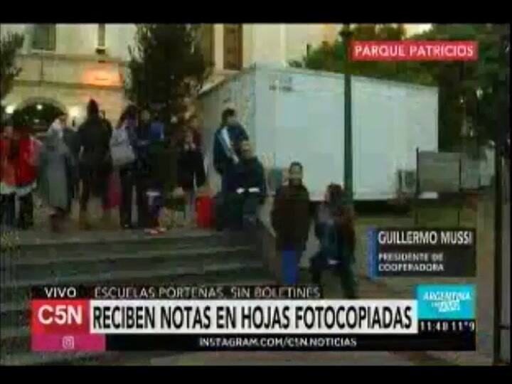 A falta de boletines entregan fotocopias - Fuente: C5N