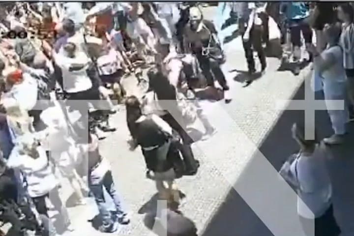 Así fue el botellazo que le arrojaron a Javier Milei cuando iba hacia Casa RosadaGif