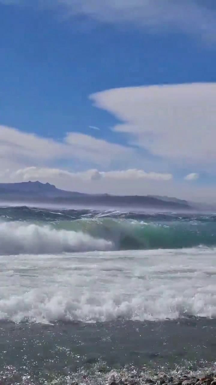 El fuerte viento que hubo en Bariloche impactó en la tranquilidad lago Nahuel Huapi