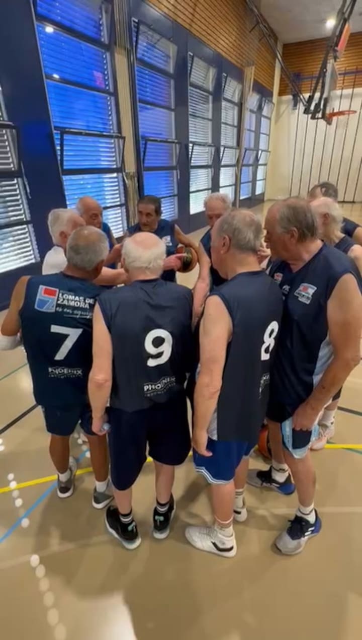 Así se alentaban Los Melenas Blancas antes de su último partido