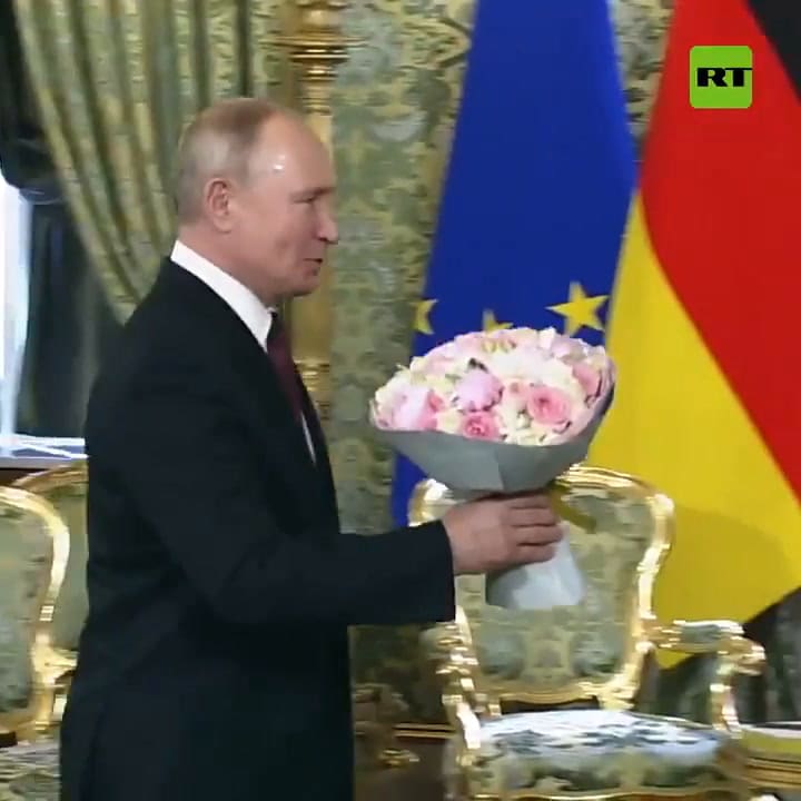En su última reunión, Putin le regaló un ramo de flores a Merkel
