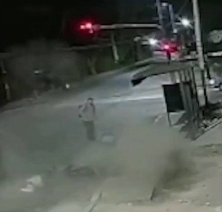 Choque con suerte en La Plata cuando una moto atropelló a un hombre