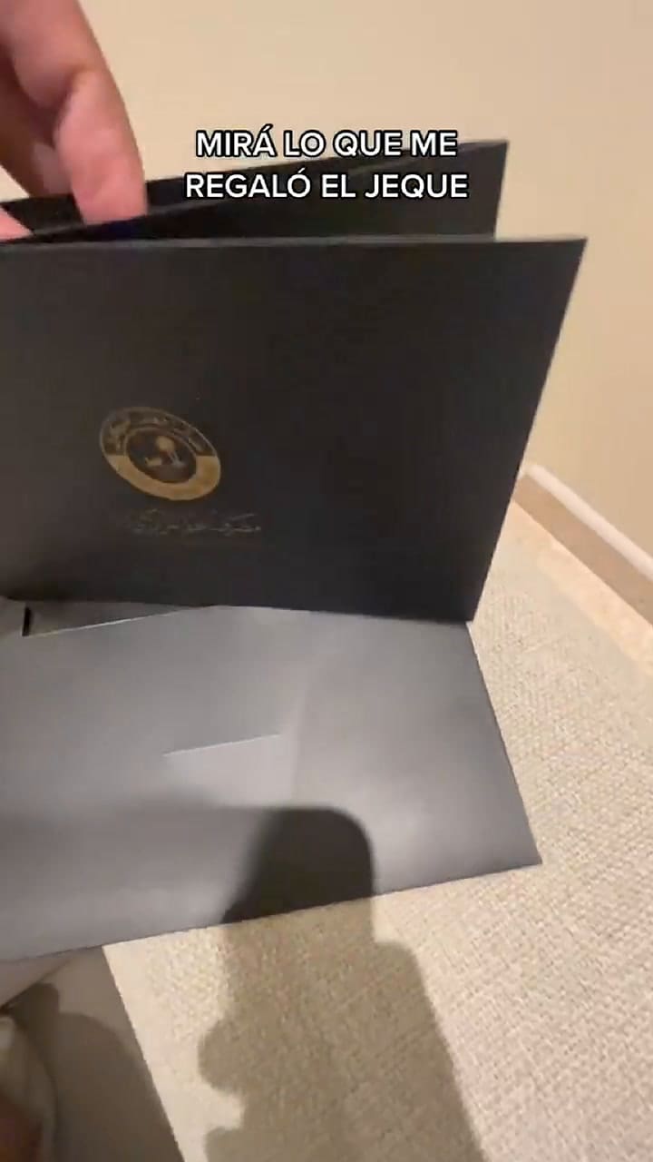 El jeque le entregó un sobre negro con impresiones en dorado como regalo tras la visita