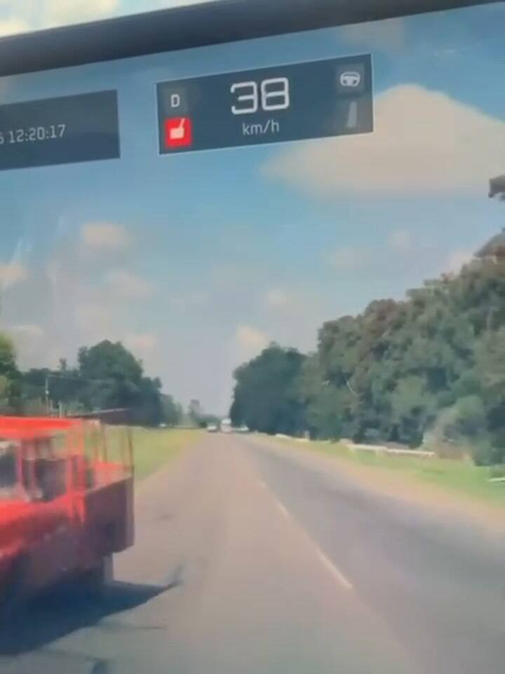 La camioneta que se cruzó de frente contra el auto de Barby Franco