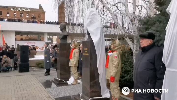 Inauguración de un busto de Yósif Stalin en Rusia.